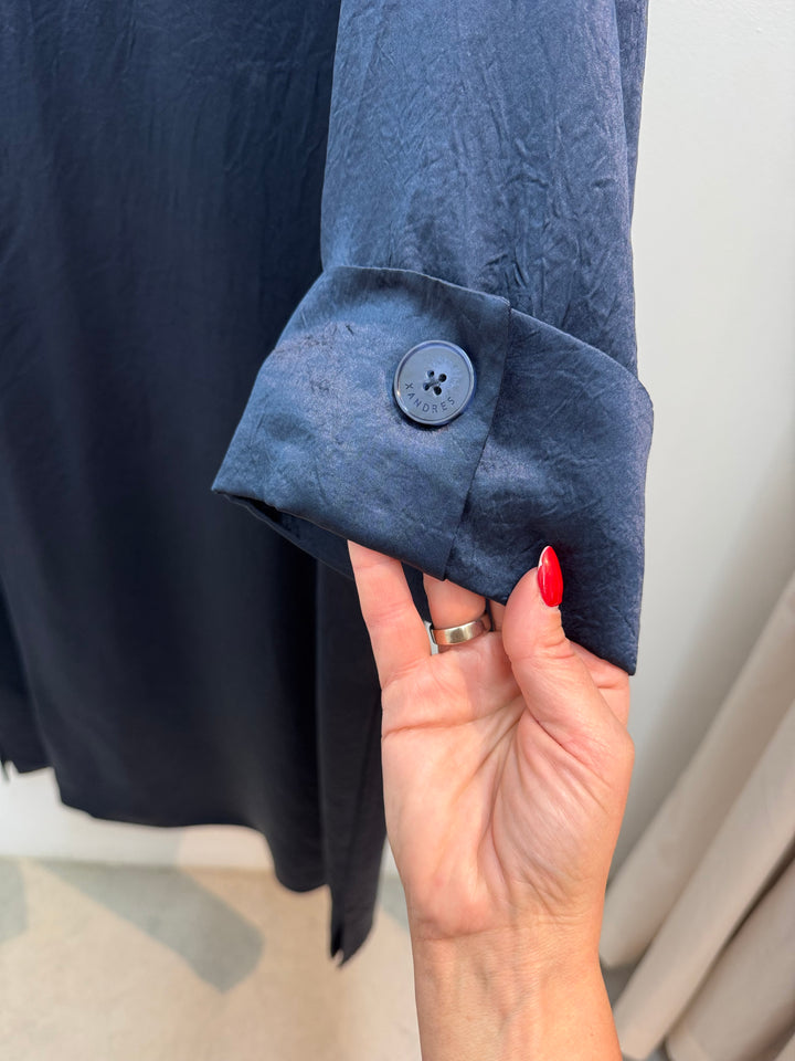 Diepblauwe jurk in glanzende crinkle-stof