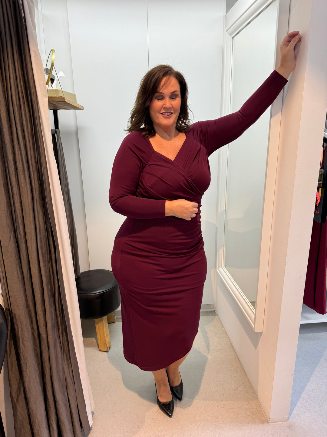 bordeaux jurk met asymmetrische snit en v-hals