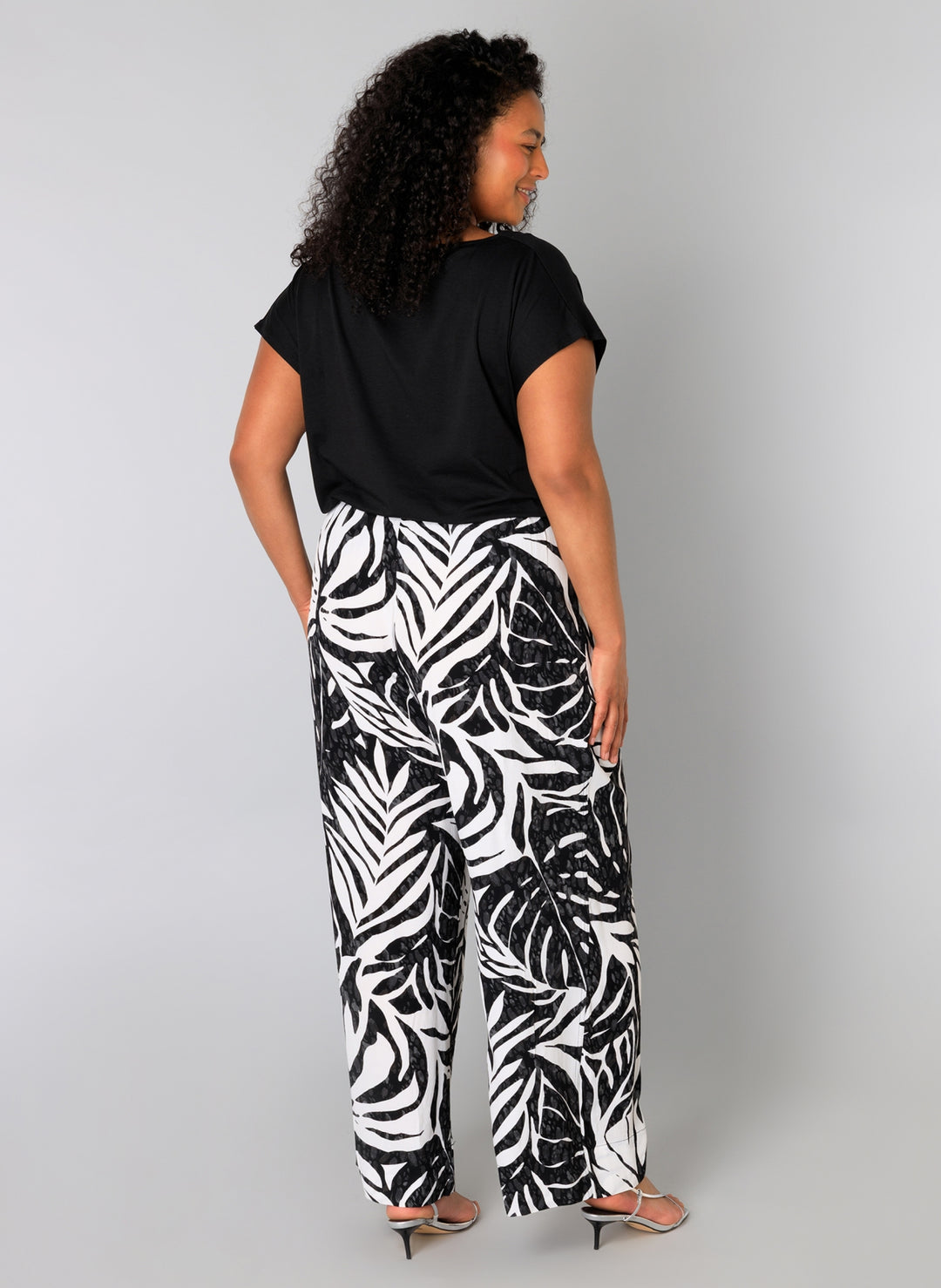 Zwart-witte Broek Met Bladprint