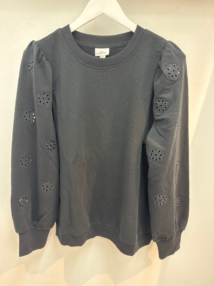 zwarte trui met broderiemouwen