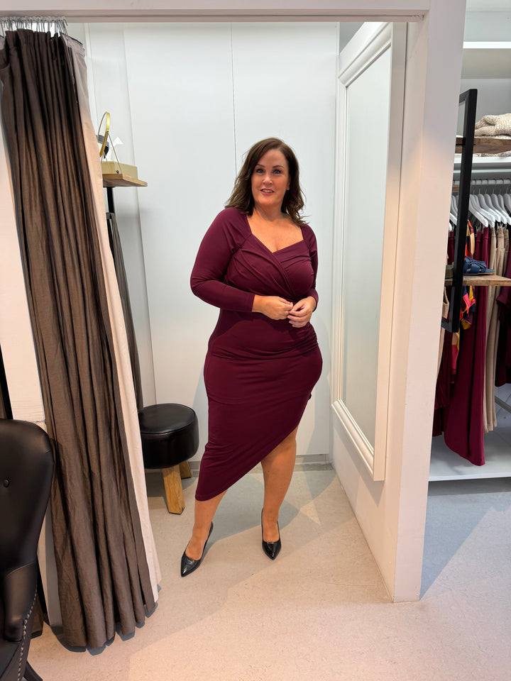 bordeaux jurk met asymmetrische snit en v-hals