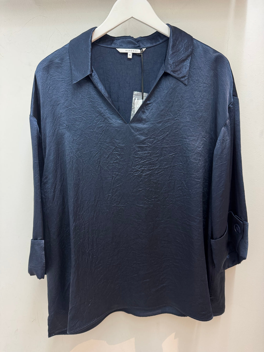 Diepblauwe blouse in glanzende crinkle-stof