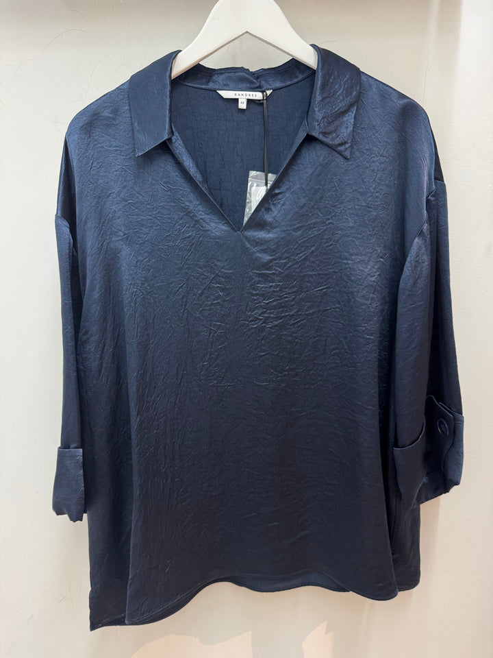 Diepblauwe blouse in glanzende crinkle-stof