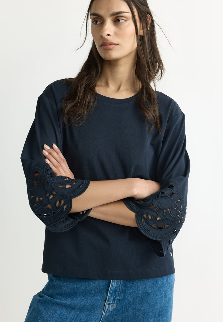 Navy T-shirt met Broderie