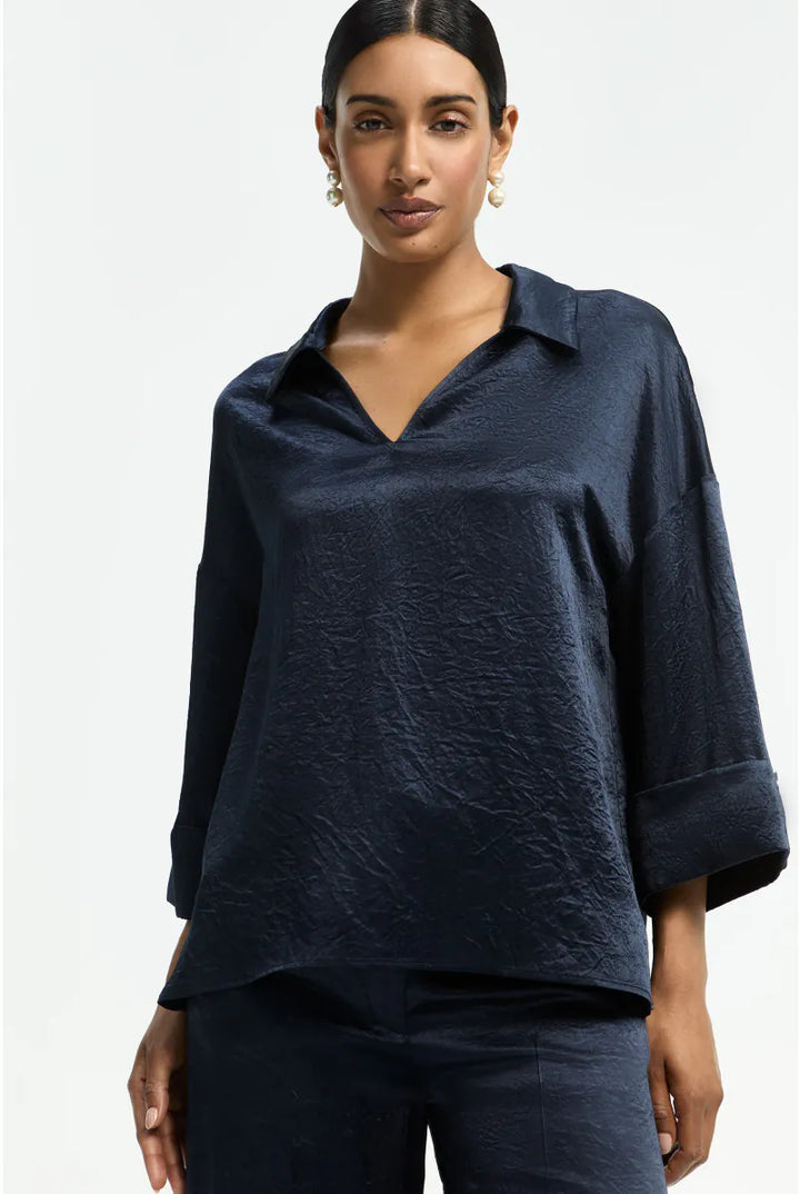 Diepblauwe blouse in glanzende crinkle-stof