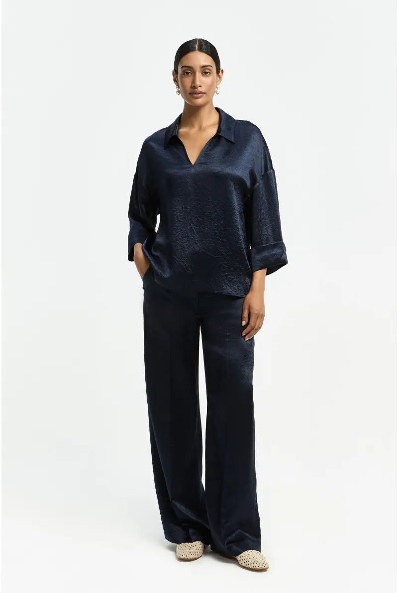 Diepblauwe blouse in glanzende crinkle-stof