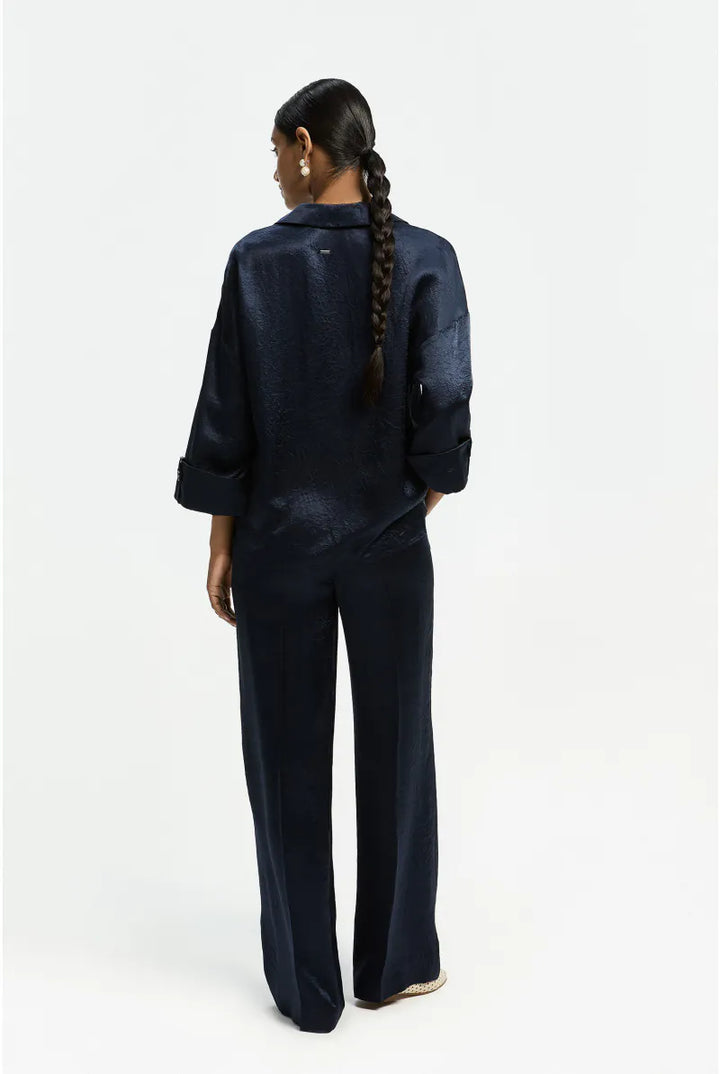 Diepblauwe blouse in glanzende crinkle-stof