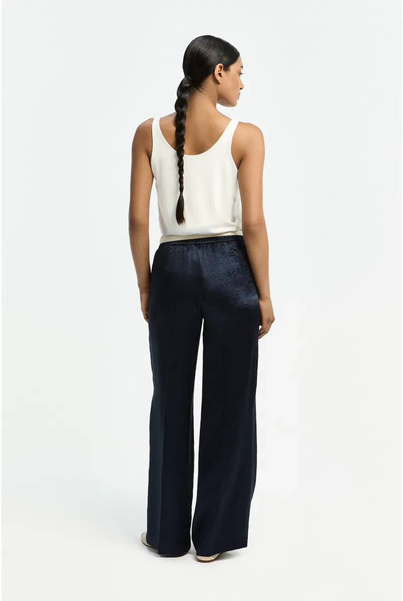 Diepblauwe broek in glanzende crinkle-stof