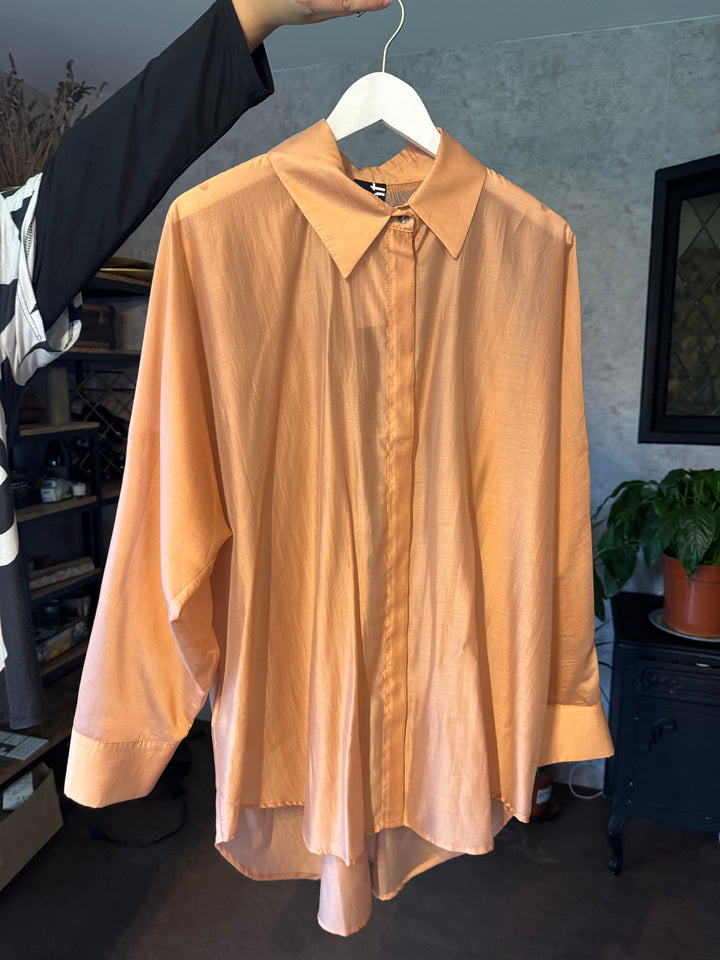 Glanzende Oversized Doorknoopblouse Abrikoos