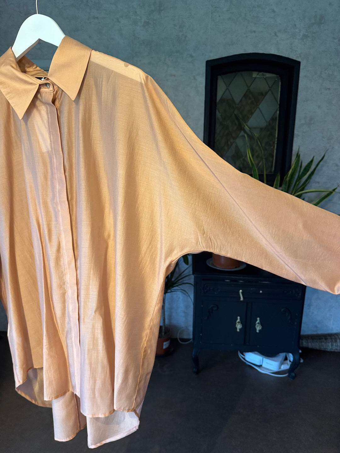 Glanzende Oversized Doorknoopblouse Abrikoos