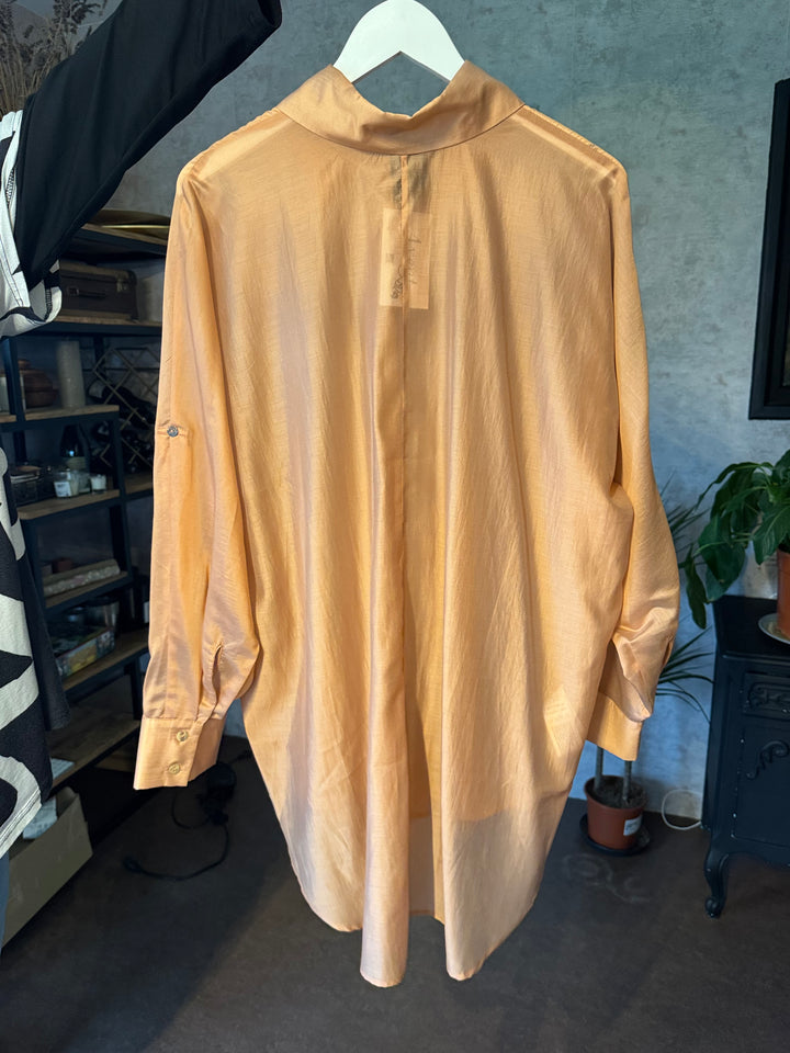 Glanzende Oversized Doorknoopblouse Abrikoos