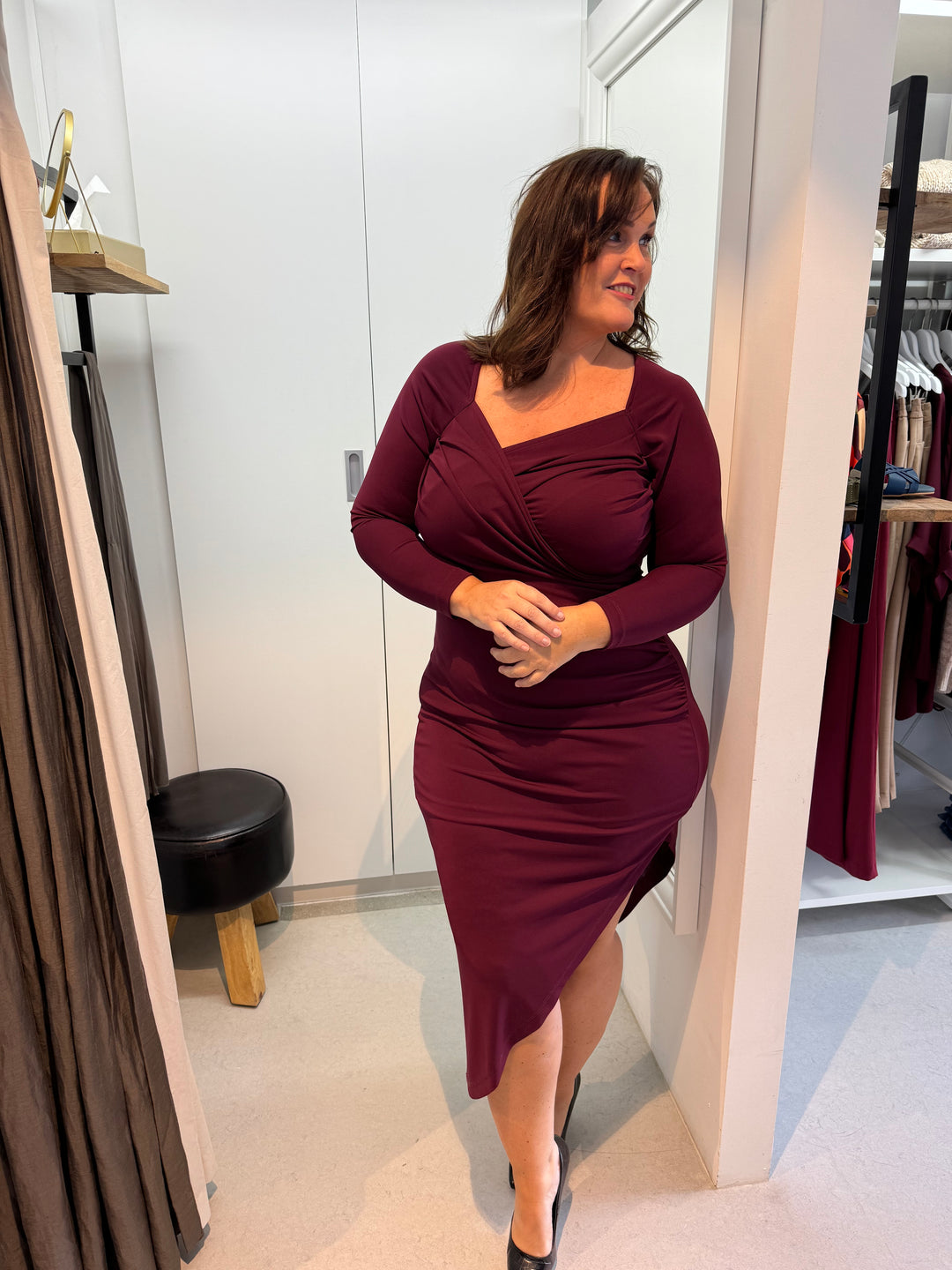 Bordeaux Jurk Met Asymmetrische Snit En V-Hals | Grote Maten Mode bij Axent