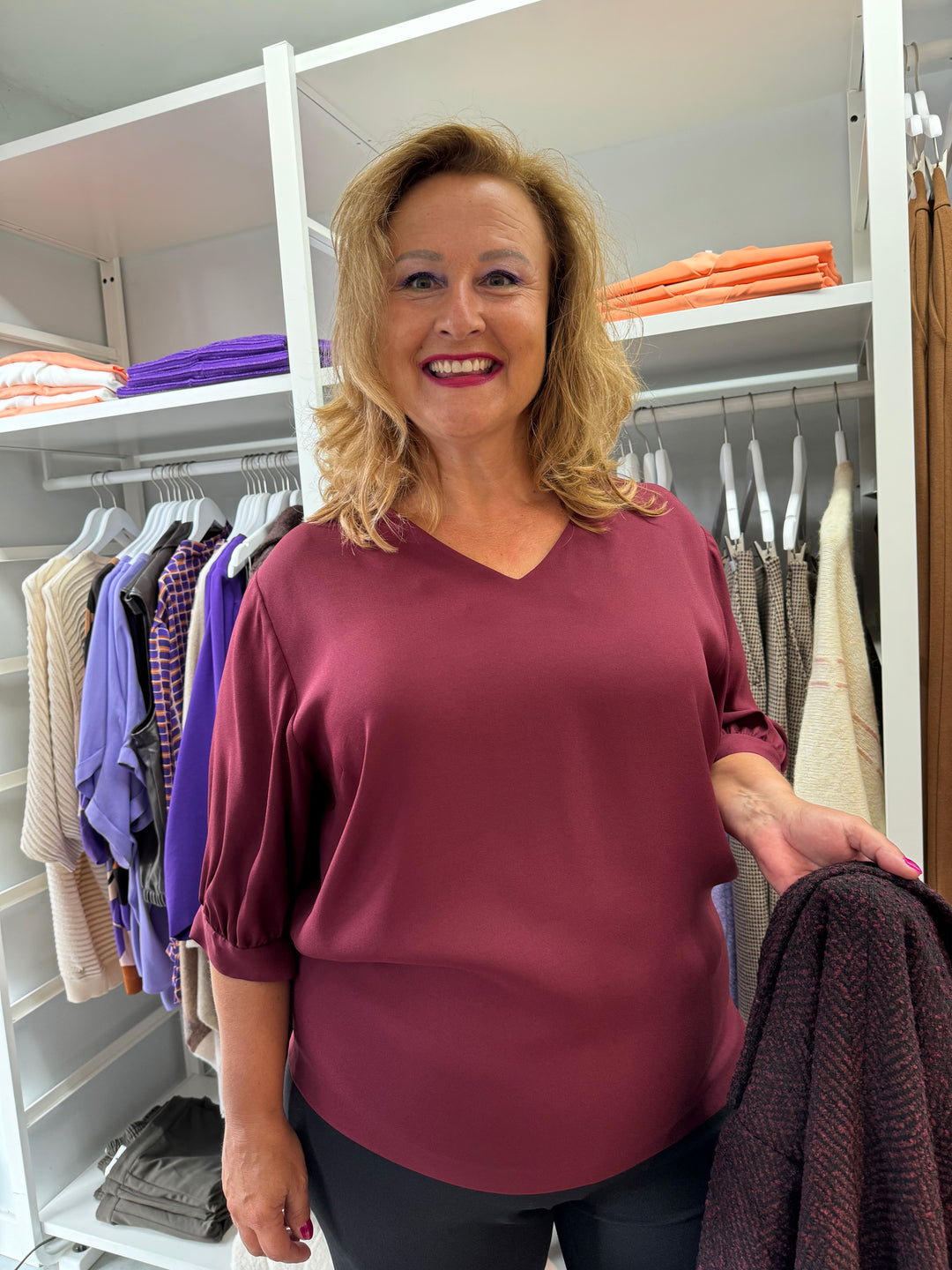 Wijnrode Blouse Met V-Hals En Pofmouwen | Grote Maten Mode bij Axent