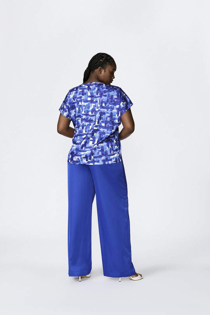 satijnen shirt met inktblauwe print - xandres - - grote maten - dameskleding - kledingwinkel - herent - leuven