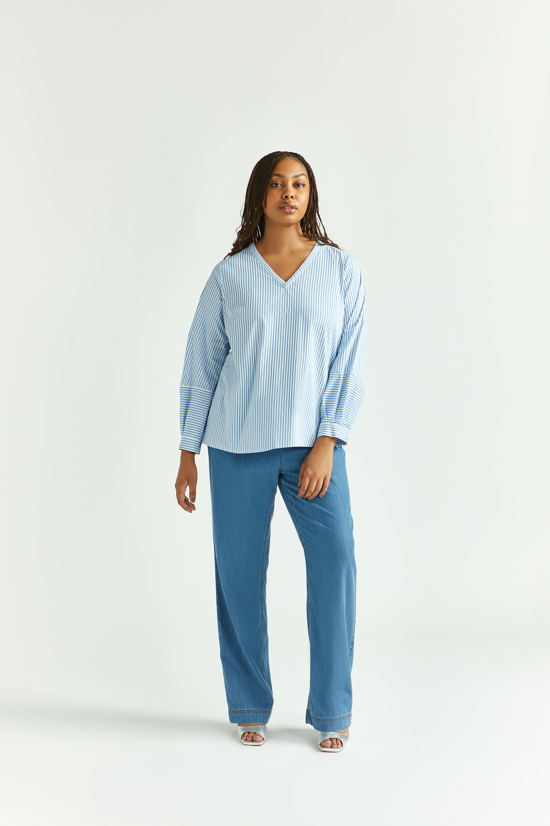 Blauw-Wit Gestreepte Blouse Met V-Hals En Plooi-Details | Grote Maten Mode bij Axent