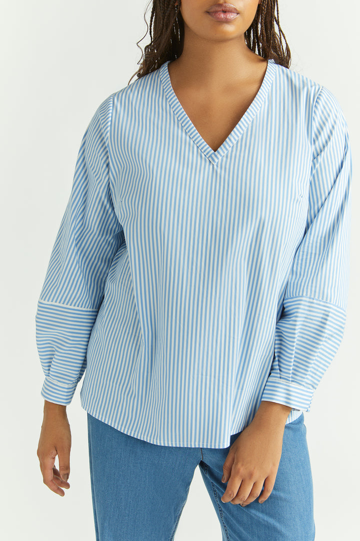 Blauw-Wit Gestreepte Blouse Met V-Hals En Plooi-Details | Grote Maten Mode bij Axent