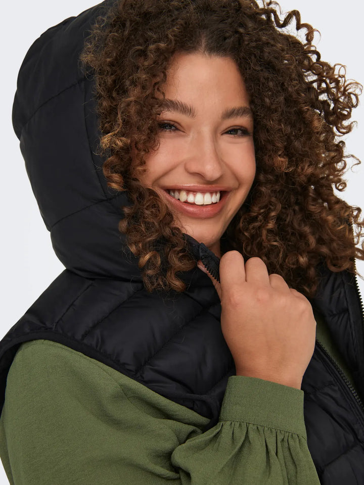 Zwarte Gewatteerde Gilet Met Kap