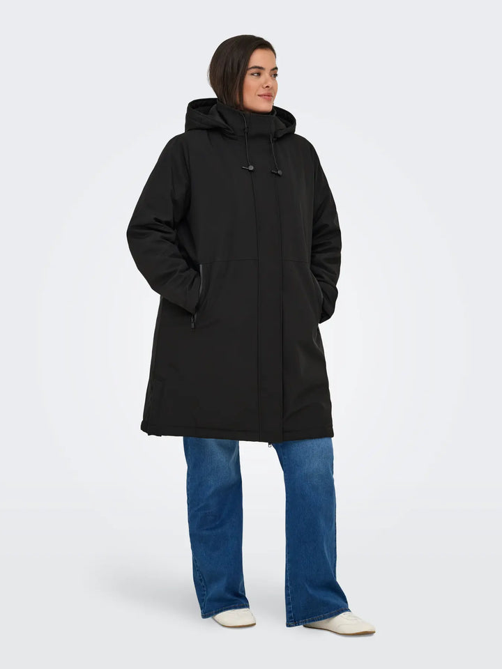 zwarte winterjas met capuchon