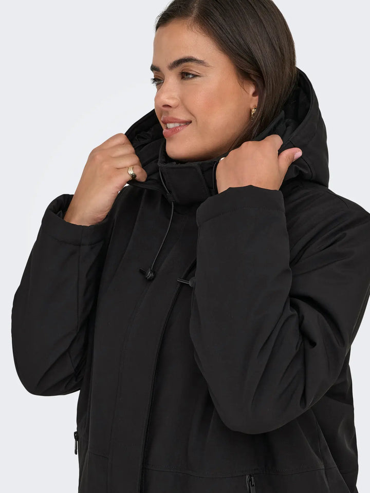 zwarte winterjas met capuchon