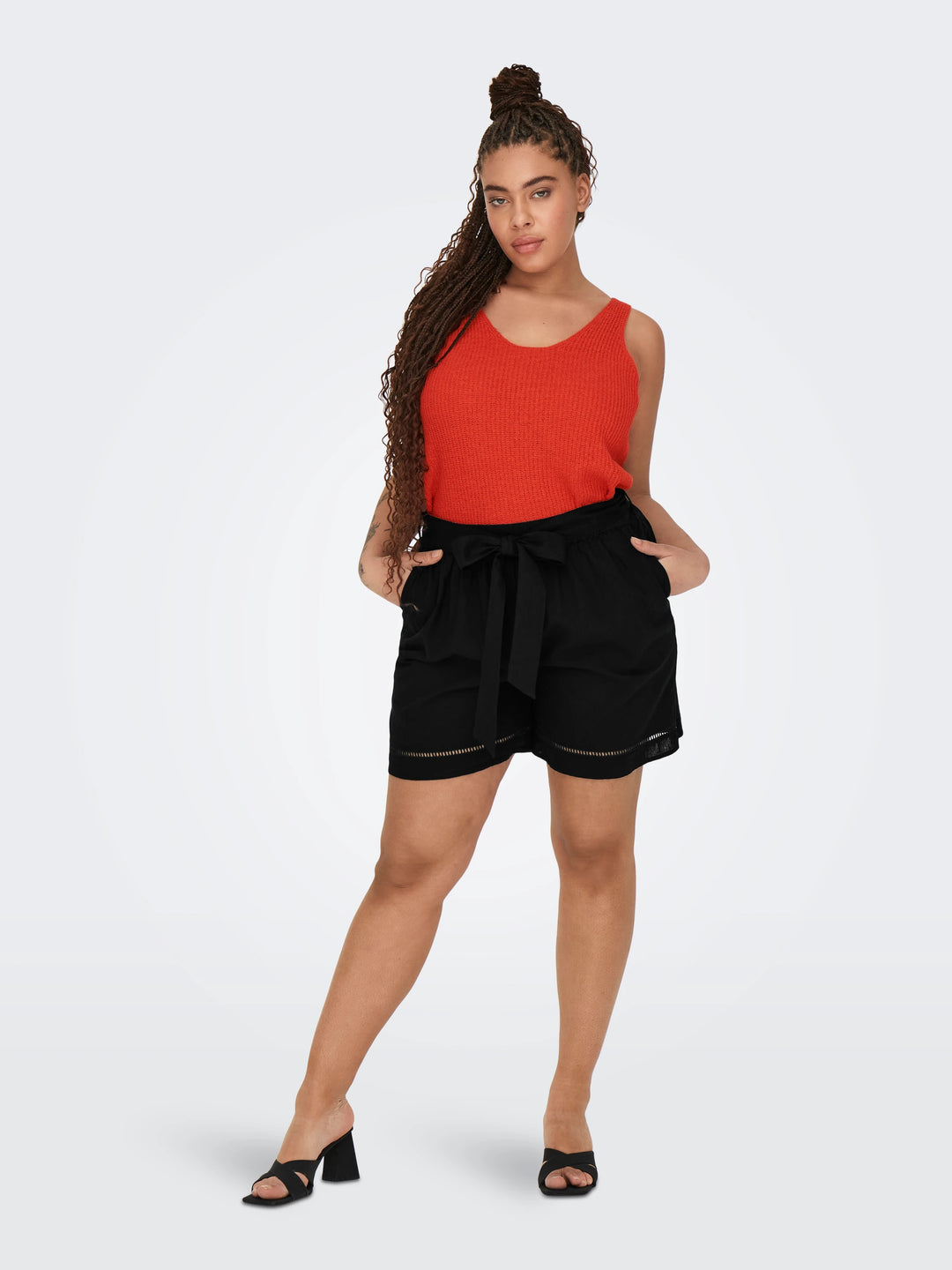 Schwarze Shorts in Übergröße mit Bindegürtel