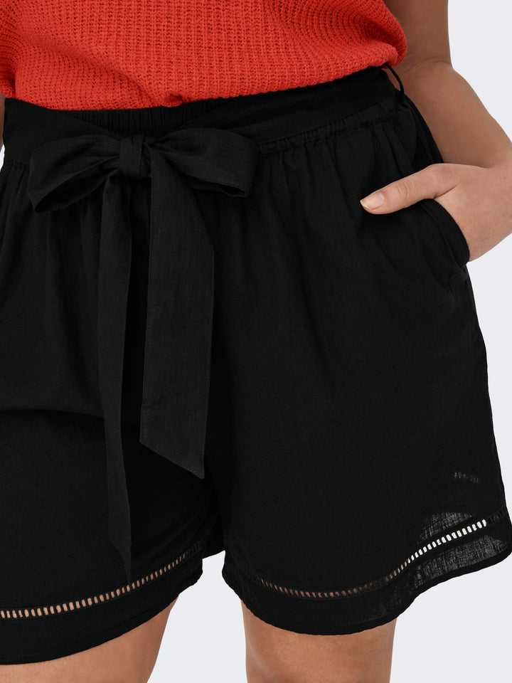 Schwarze Shorts in Übergröße mit Bindegürtel