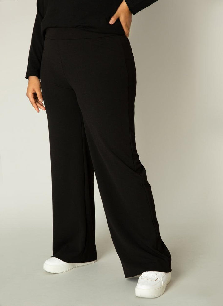 zwarte wijde broek met een elastische tailleband-base level curvy-axent
