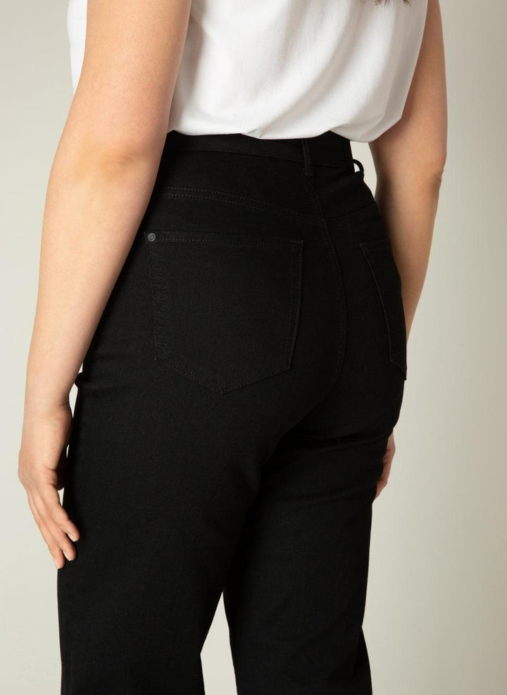 zwarte jeans met rechte pijpen - base level curvy - - grote maten - dameskleding - kledingwinkel - herent - leuven