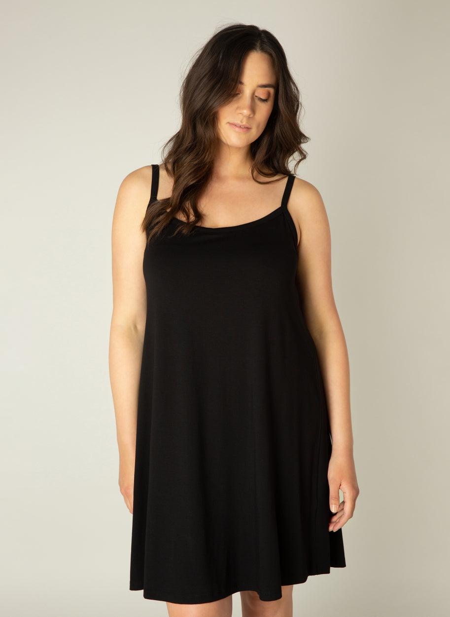 zwarte A-lijn jurk in een zachte tricot viscose mix-base level curvy-axent