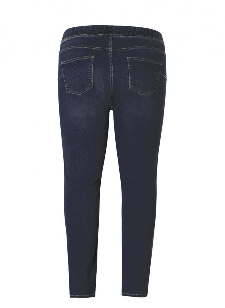 skinny jeans model Tessa in denim blue-base level curvy-