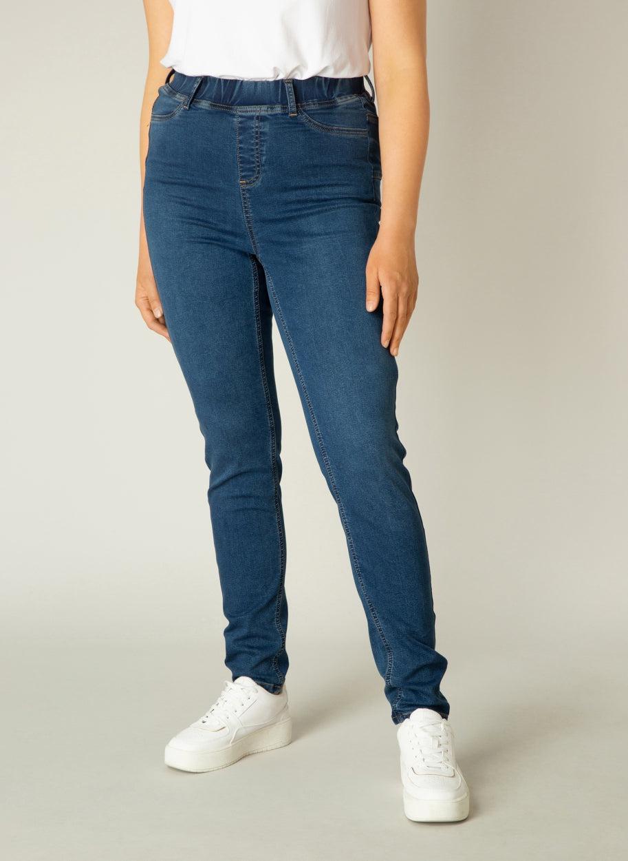 skinny jeans model Tessa in mid blue-base level curvy-