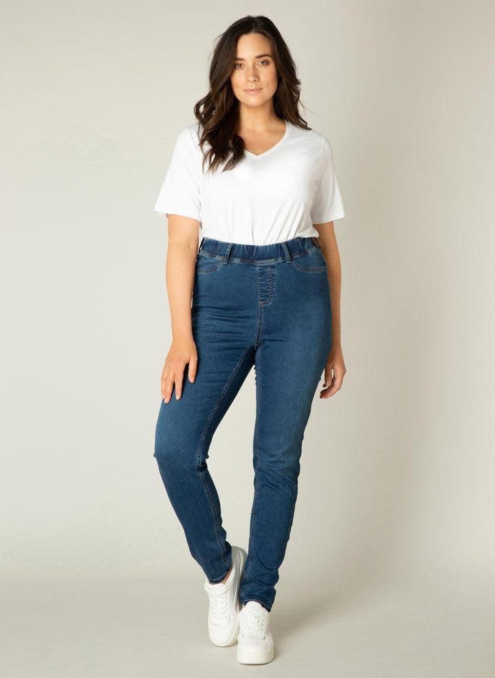 skinny jeans model Tessa in mid blue-base level curvy-axent