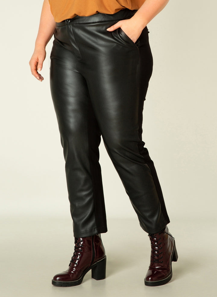 zwarte broek van imitatie leder in combinatie met punto milano jersey - yesta - A002056 - grote maten - dameskleding - kledingwinkel - herent - leuven