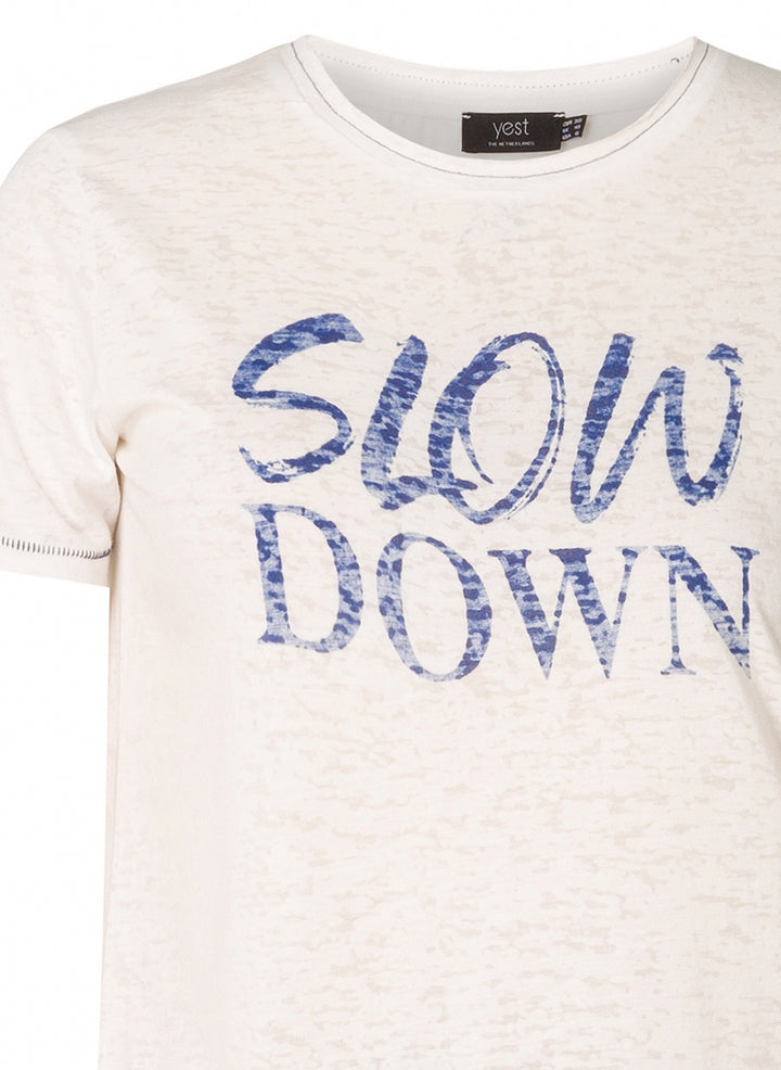 ecrufarbenes T-Shirt mit Slow Down-Print